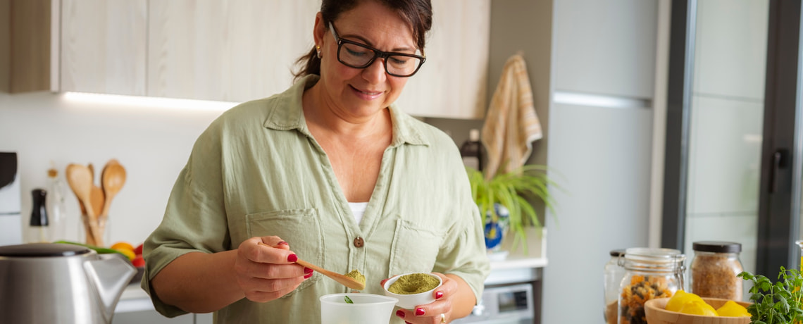 Frau bereitet gesunde Mahlzeit zu.