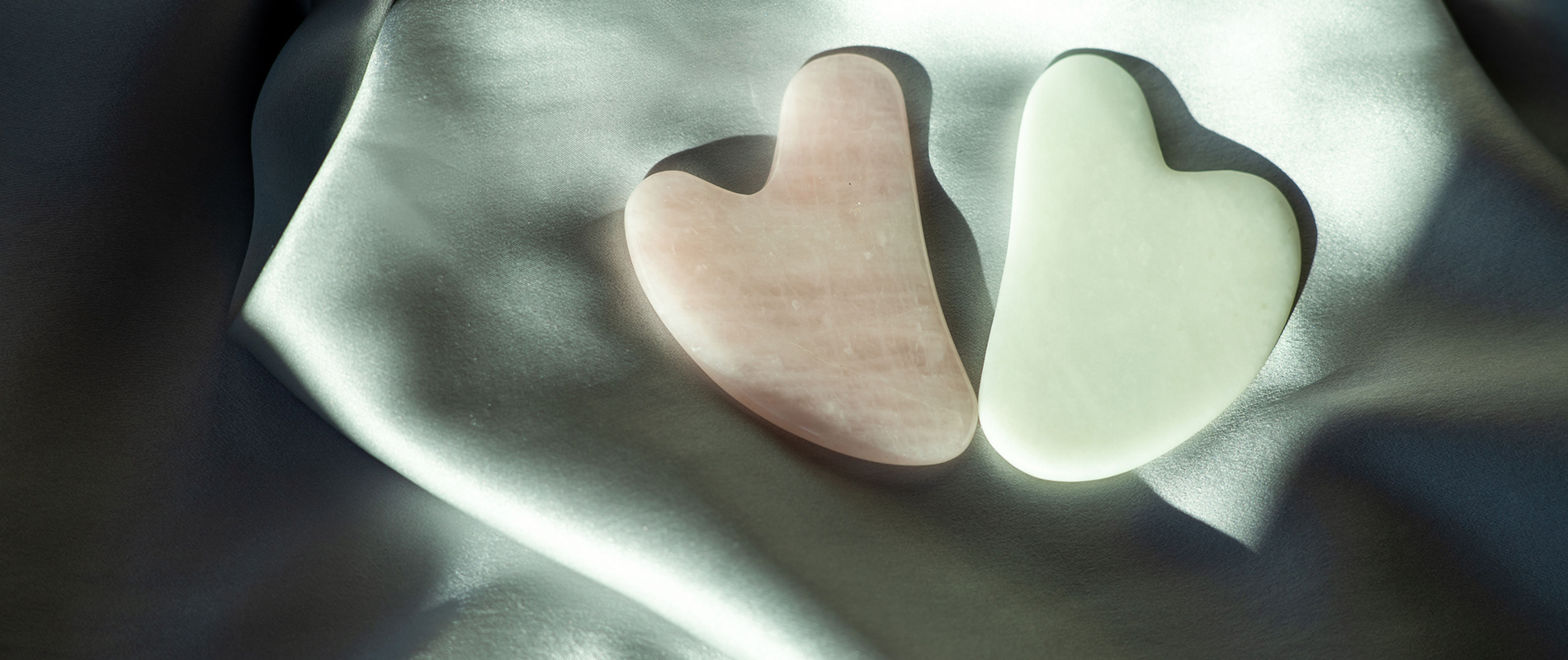 gua-sha-pietra-massaggio-facciale-cura-della-pelle-farmacia-amavita