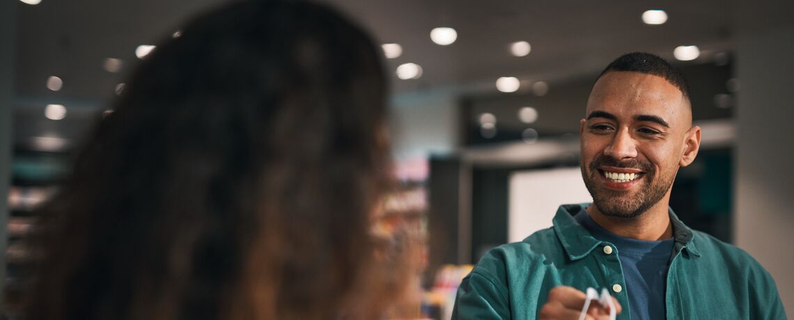 Cliente che riceve consigli in farmacia