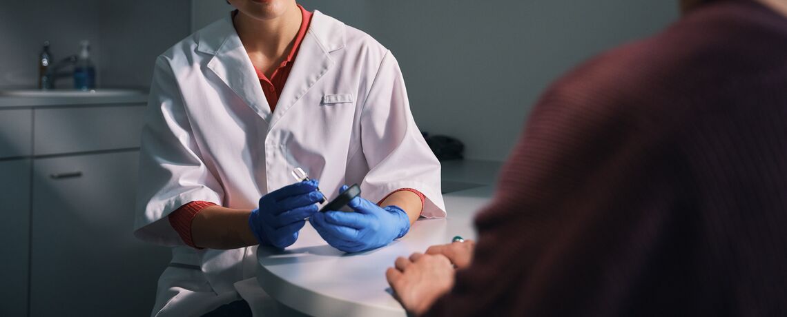 Il farmacista esegue un esame del sangue nella sala di consultazione