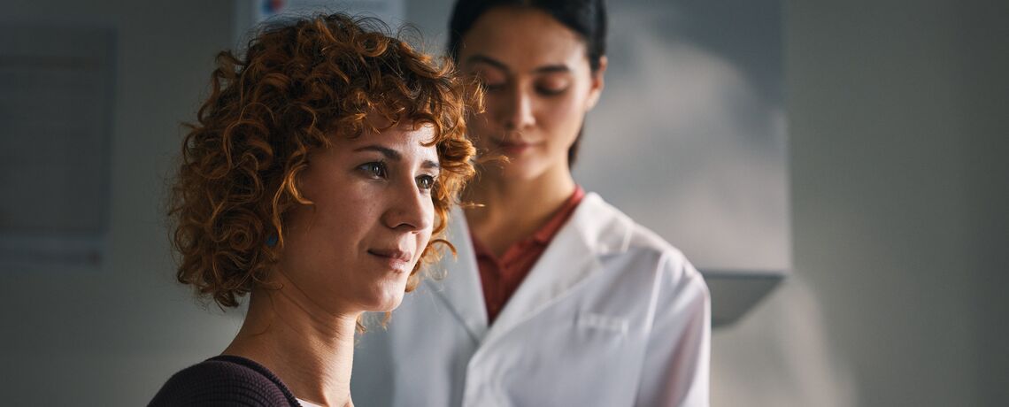 Cliente con farmacista in sala di consultazione