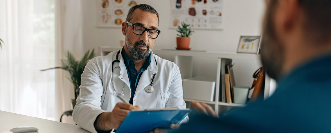 Arzt mit Notizblock sitzt einem übergewichtigen Patienten gegenüber.
