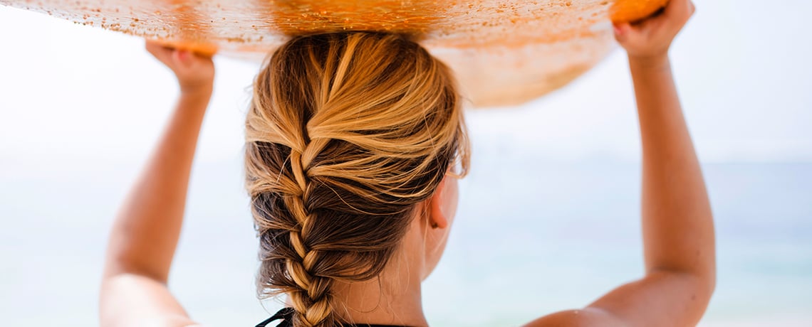 protection-solaire-cheveux-plage-vent-eau-salee-amavita-conseil-pharmacie