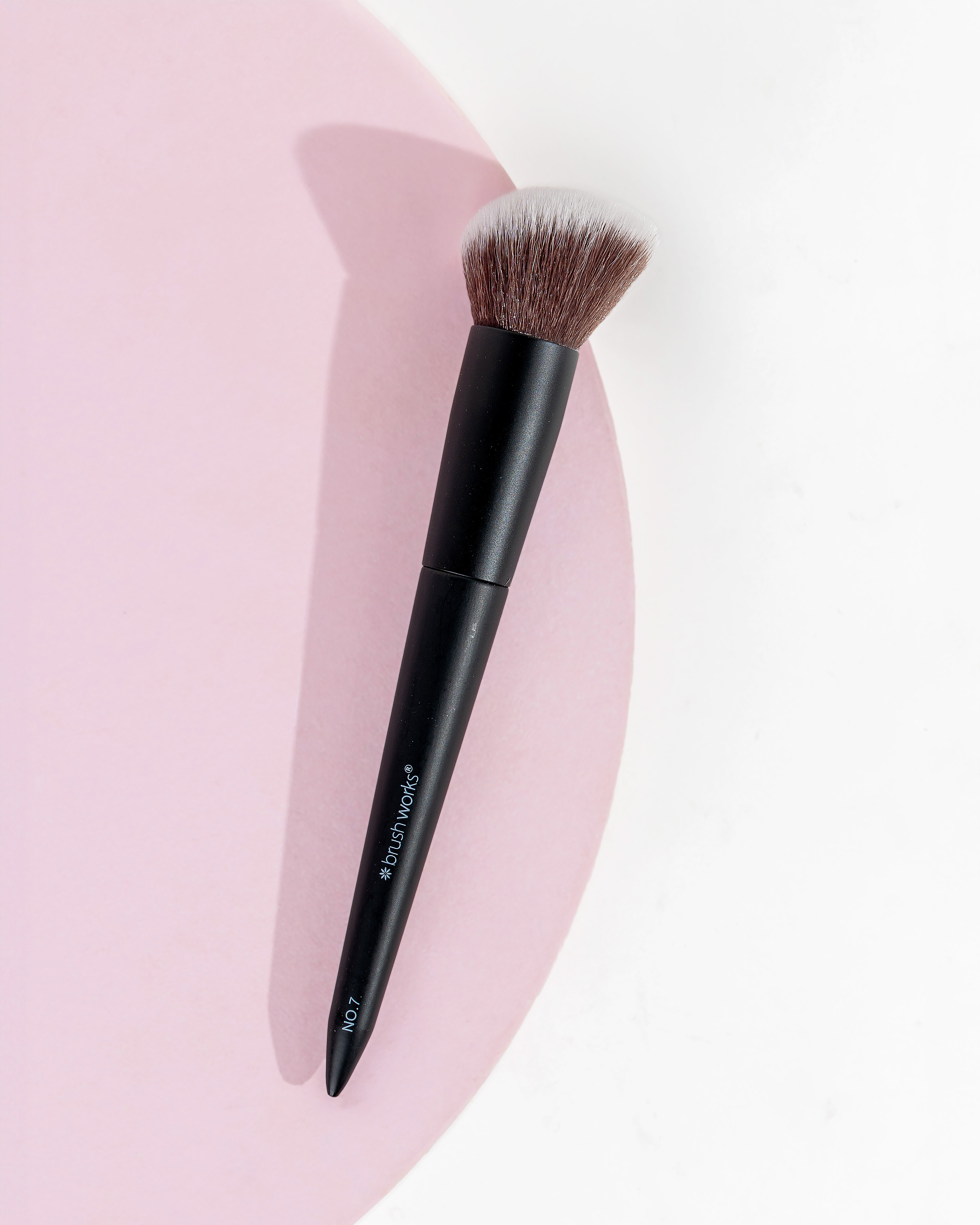 BRUSHWORKS Angled Blush Brush, Bild 2 von 5