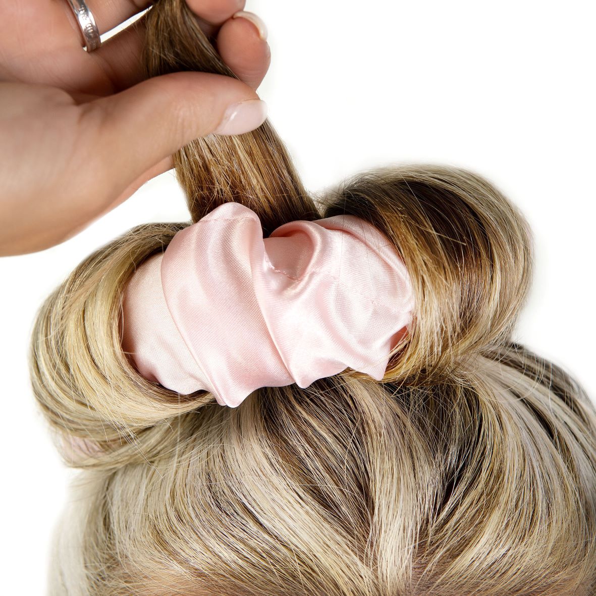 BRUSHWORKS Heatless Curling Scrunchie, Bild 4 von 5