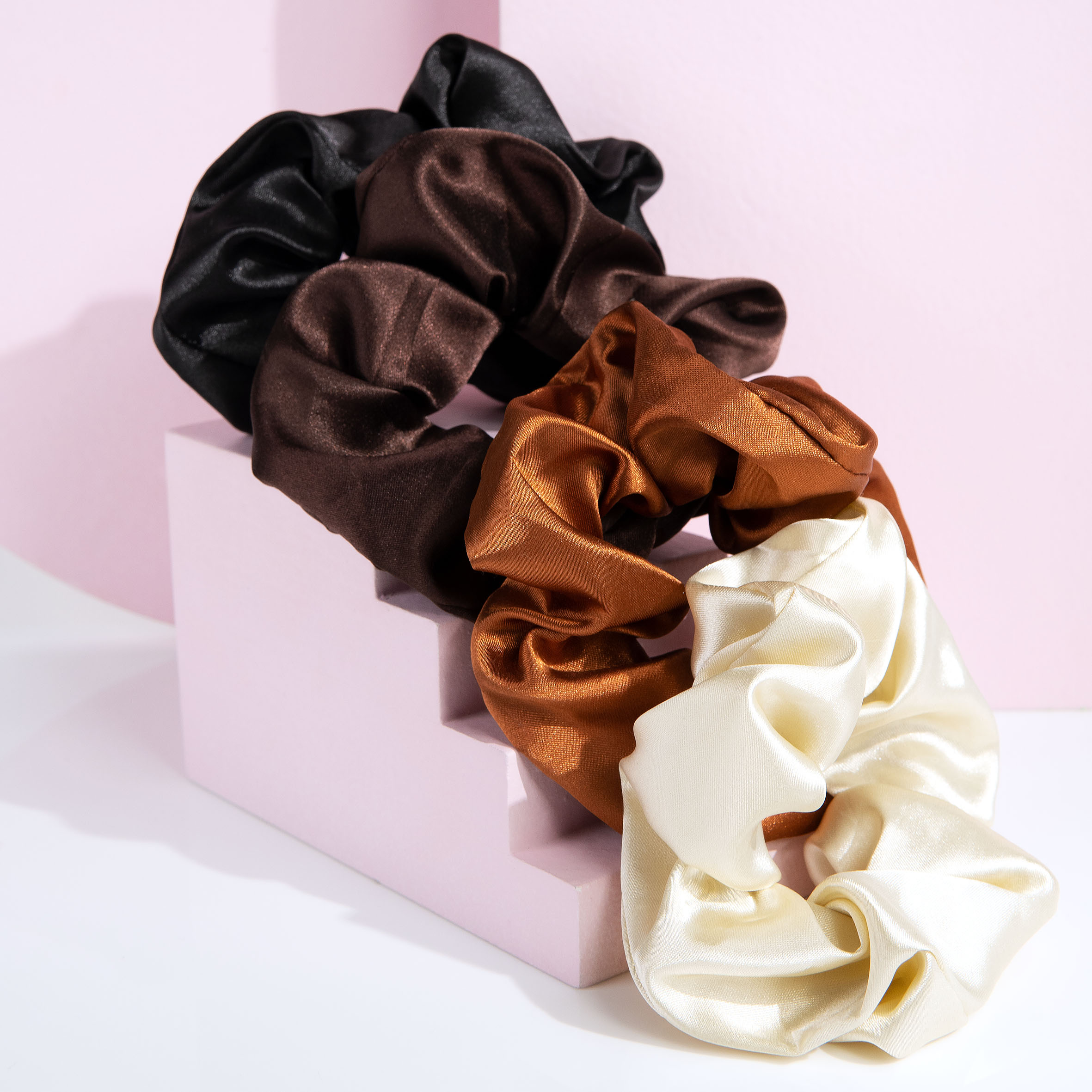 BRUSHWORKS nude satin scrunchies, image 3 sur 4