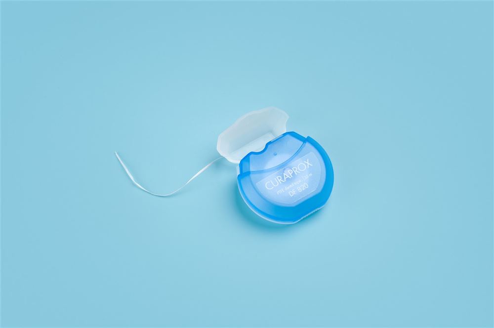 CURAPROX DF 820 PTFE dental tape, image 2 sur 3