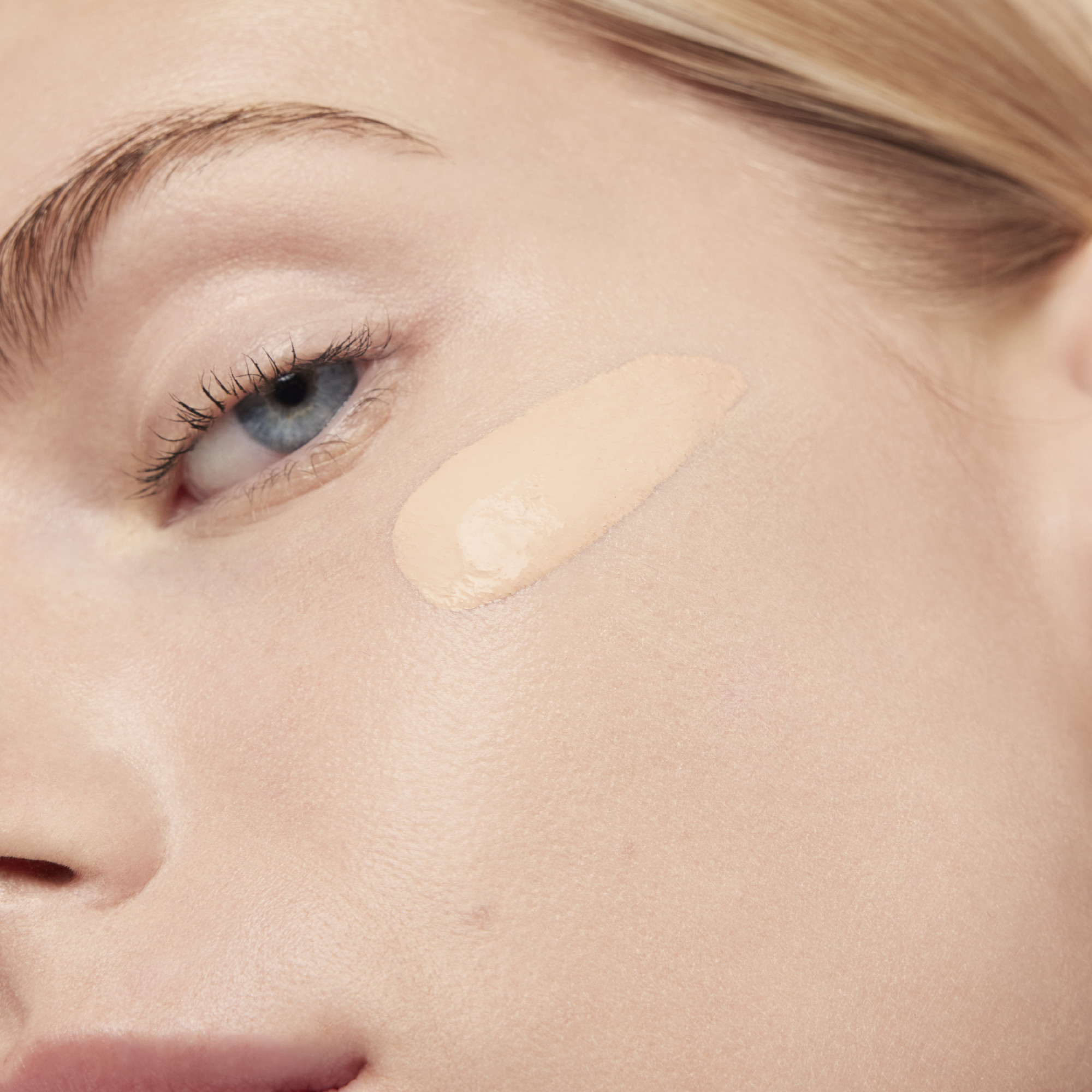 Yves Saint Laurent All Hours Foundation, image 3 sur 5