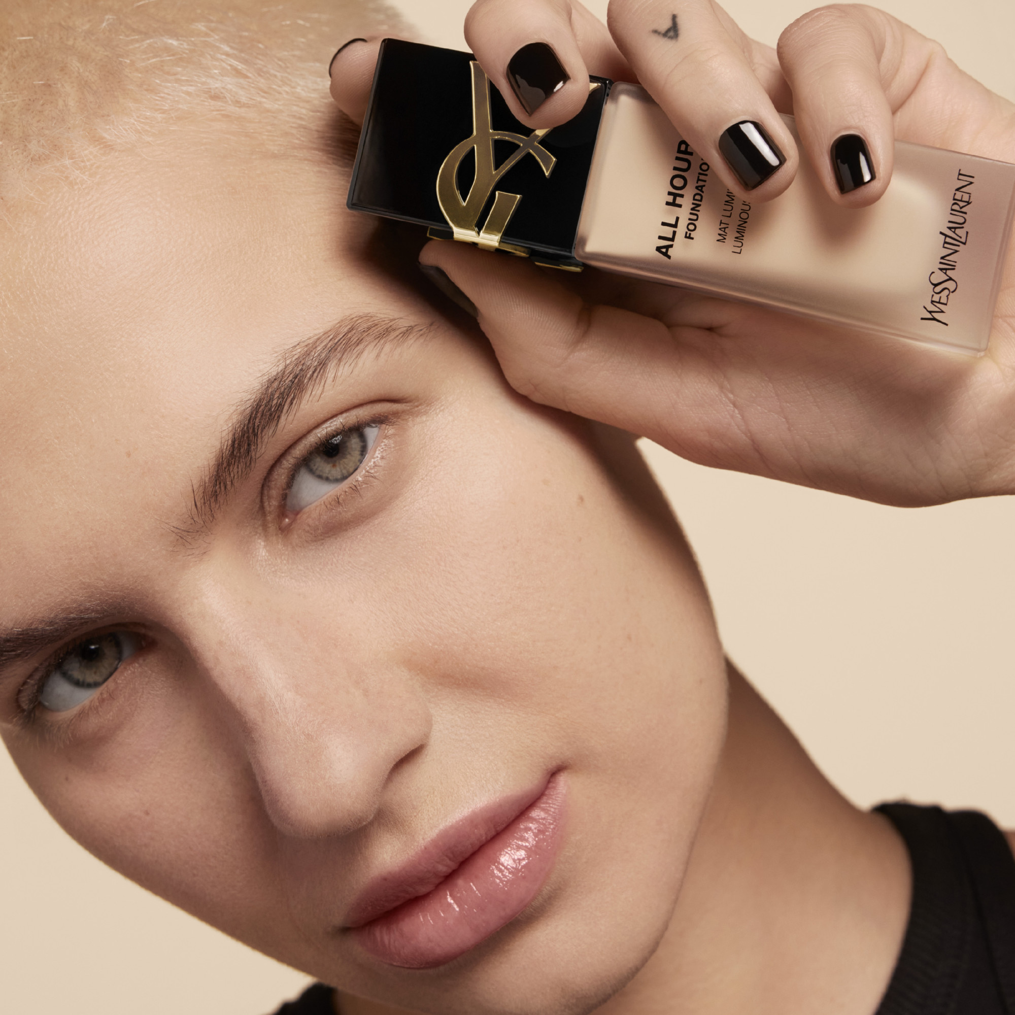 Yves Saint Laurent All Hours Foundation, Bild 3 von 5